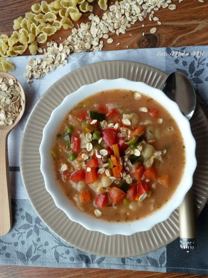 Zupa warzywna z makaronem i płatkami owsianymi