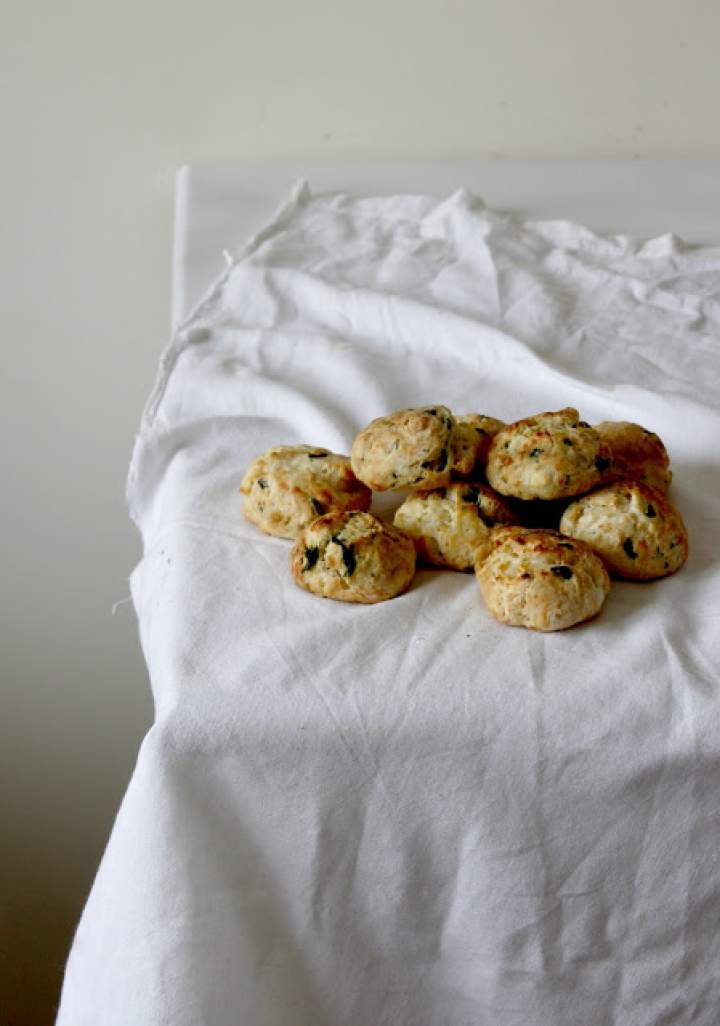 Scones z fetą i bazylią