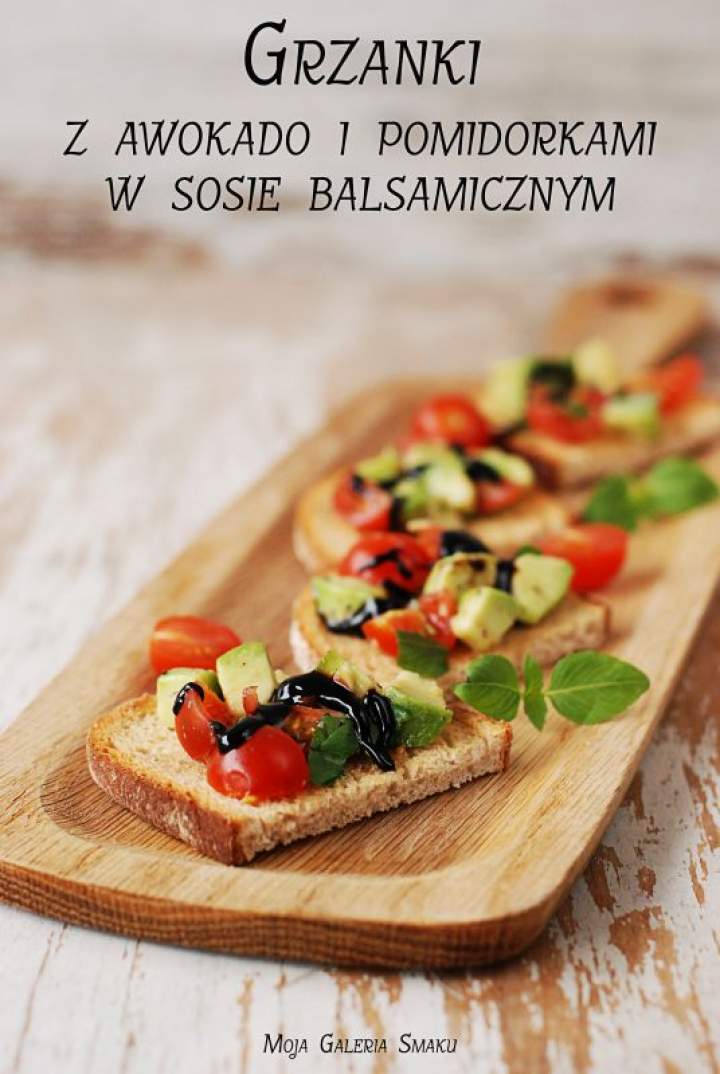 Grzanki z awokado i pomidorkami w sosie balsamicznym