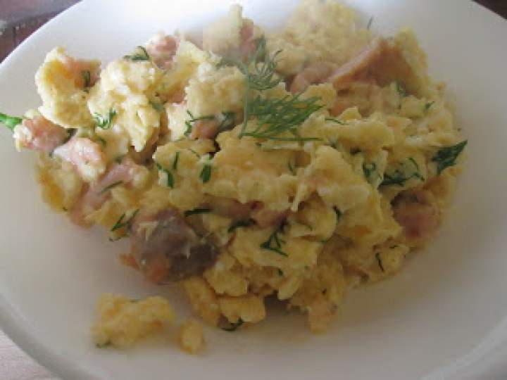 Szybkie śniadanie – jajecznica z łososiem
