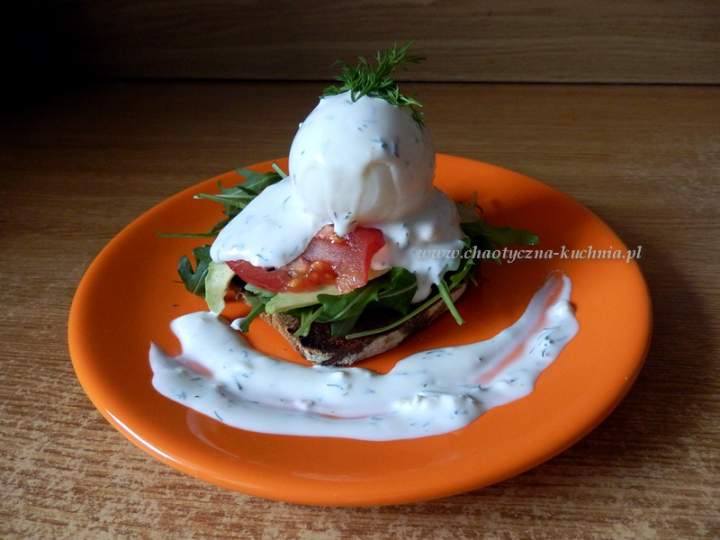 Grzanka z awokado, rukolą, pomidorem i jajkiem – śniadanie w stylu francuskim