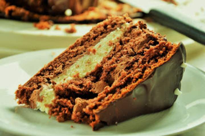 Tort Coello – czekoladowo, czekoladowy z śmietankową wkładką