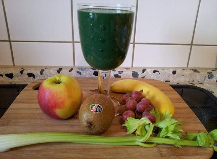 spirulina + rukola + seler + kiwi + banan + jabłko + winogrona + olej lniany