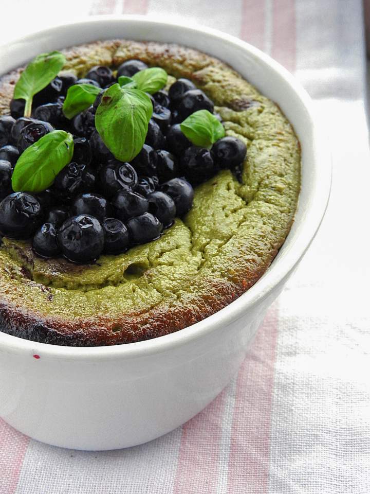 Serniczek z herbatą Matcha i jagodami.