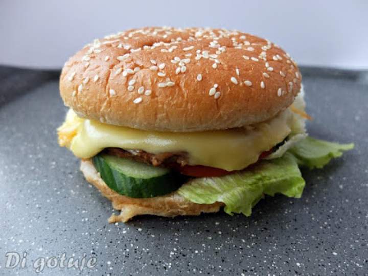 Cheeseburger wołowy z surówką Colesław