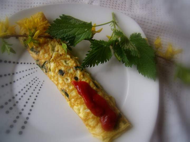 Omlet z pokrzywą i kwiatami forsycji