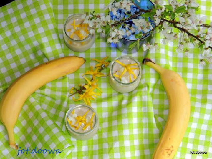 Krem bananowo – chałwowy z kwiatami forsycji i mirabelki