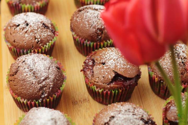 Muffinki czekoladowo-bananowe z konfiturą truskawkową