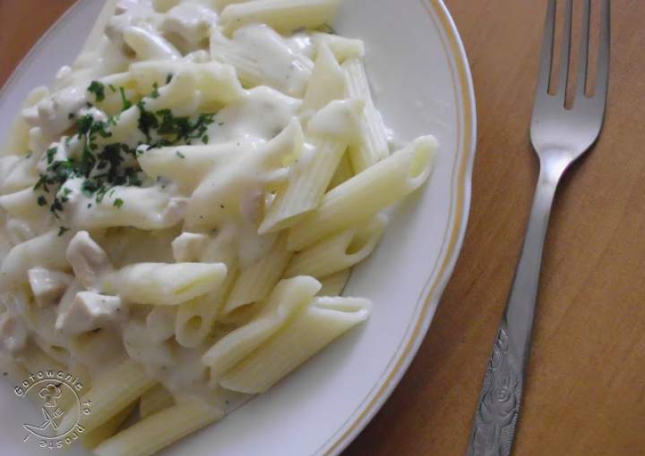 Penne w sosie śmietanowym z kurczakiem