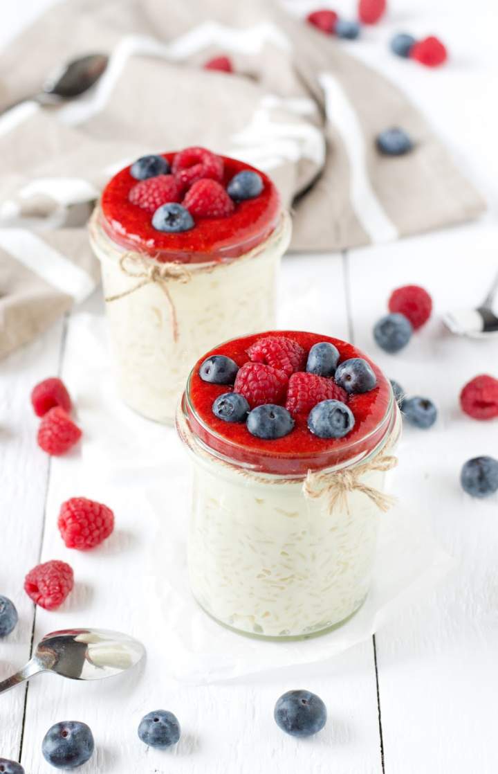 Pudding ryżowy z mascarpone, sosem i owocami