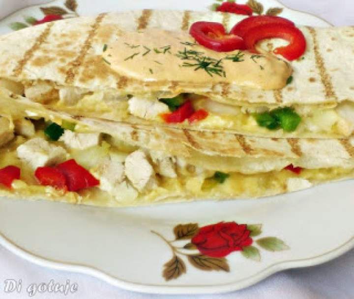 Quesadilla z kurczakiem i papryką