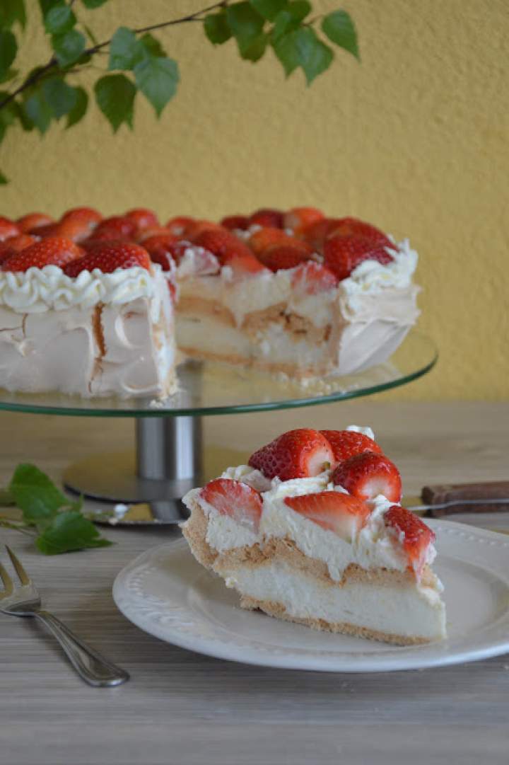 Pavlova – beza z bitą śmietaną i truskawkami