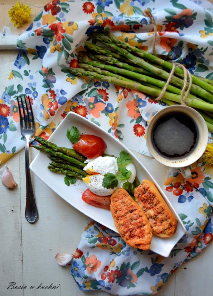 Szparagi na maśle z jajkiem, pomidorem, świeżą kolendrą oraz aromatycznym tostem z pastą pomidorową, tymiankiem.