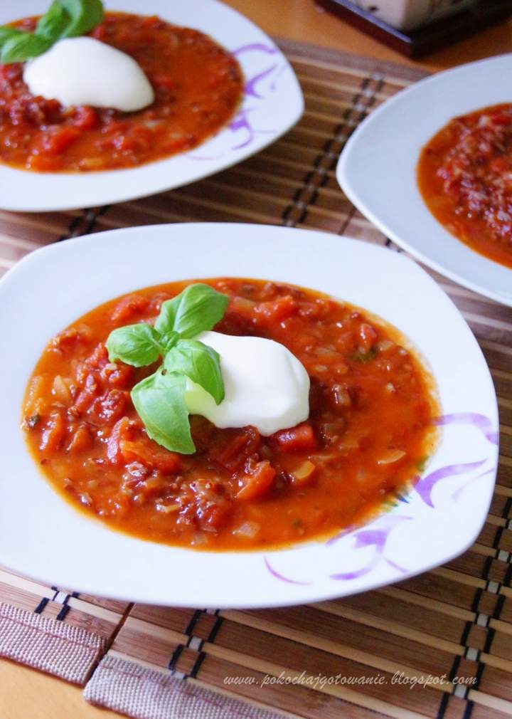 Zupa pomidorowa z czerwonym ryżem