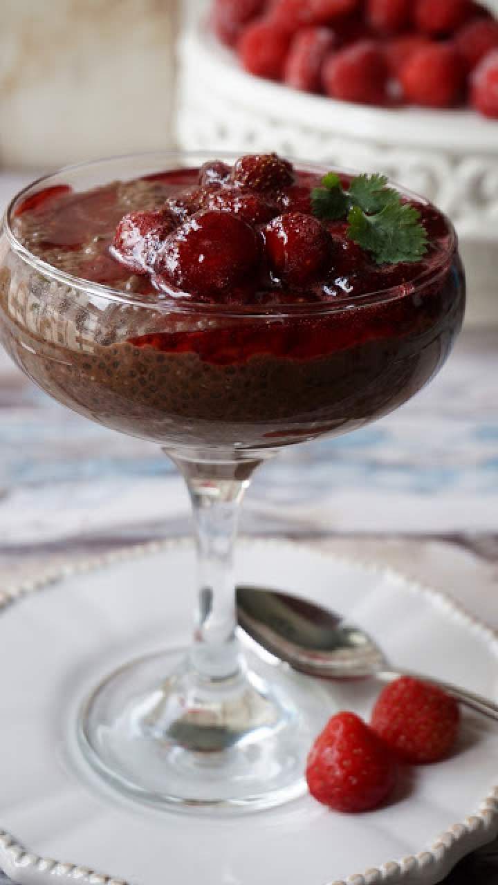 Pudding z chia z konfiturą truskawkową