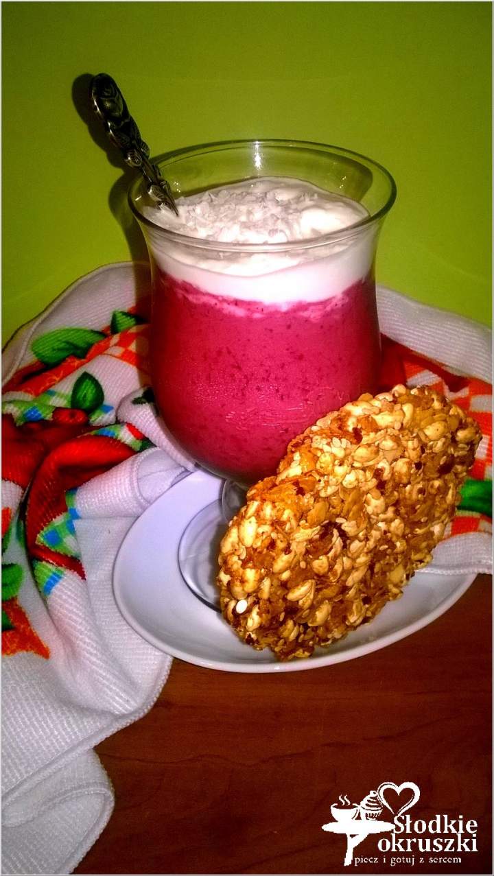 Jagodowo-kokosowy podwieczorek z ziarnistym fit snack