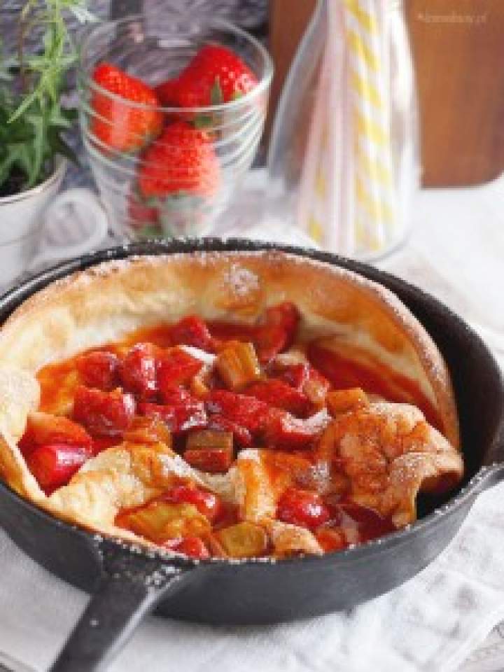 Omlet z piekarnika z pieczonym rabarbarem i truskawkami / Dutch baby with roasted rhubarb and strawberries