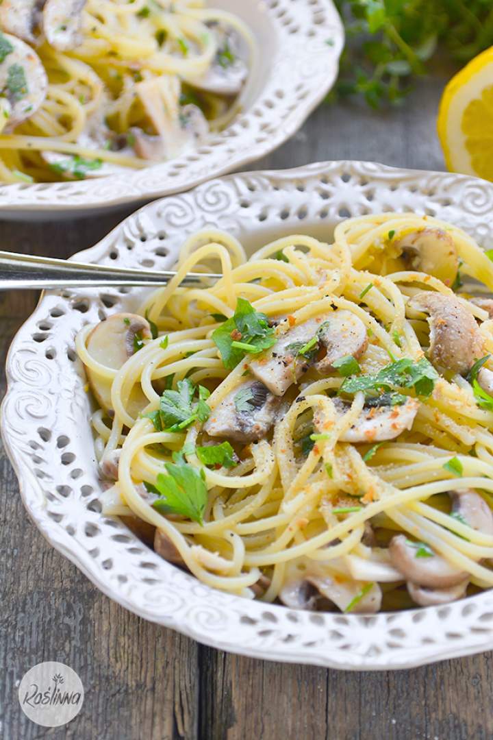 Cytrynowe spaghetti z pieczarkami i tymiankiem