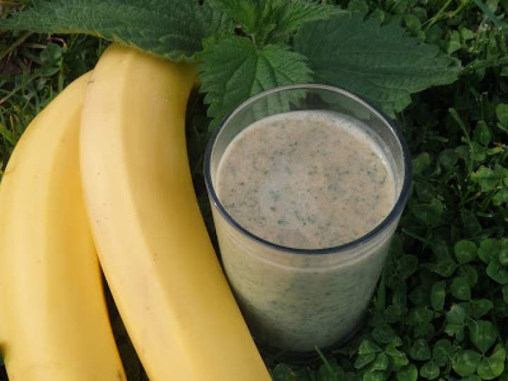 Koktajl bananowo-jabłkowy z pokrzywą