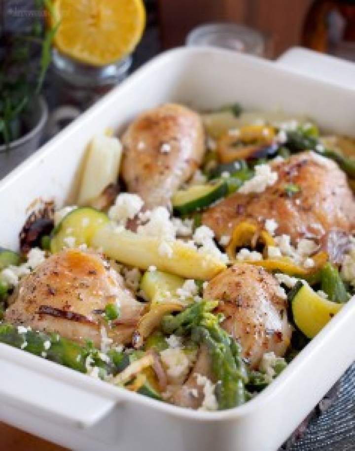 Kurczak pieczony ze szparagami i fetą / Roasted chicken with asparagus nad feta cheese