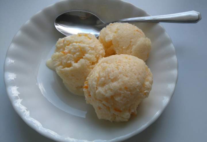 Pomarańczowe lody jogurtowe