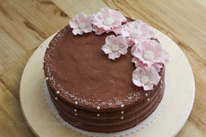 Czekoladowy tort z różowymi kwiatami