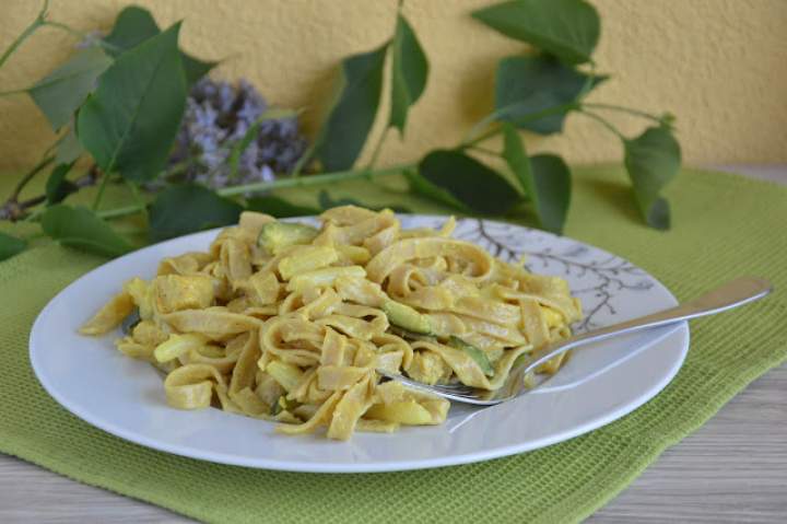 Spaghetti z kurczakiem, szparagami i cukinią w sosie orientalnym