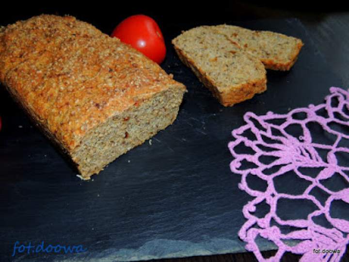 Chleb pszenno – żytni z owsem i suszem z pomidorów