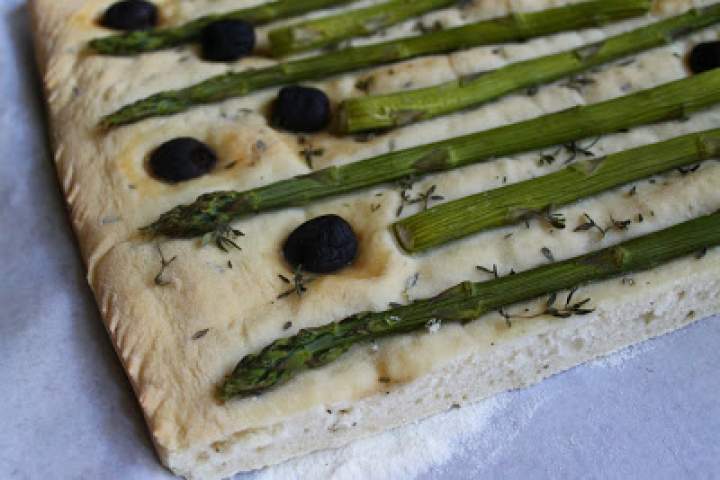 Focaccia ze szparagami i czarnymi oliwkami