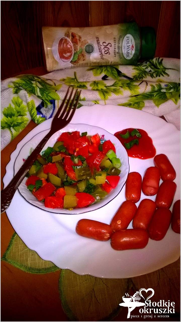 Kiełbaski z szybką sałatką z kiszonych ogórków i pomidora.