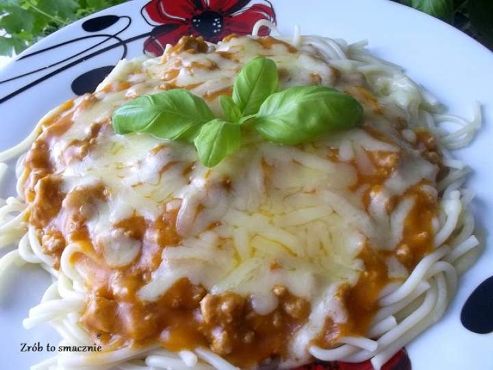 MAKARON SPAGHETTI Z SOSEM POMIDOROWYM Z MIĘSEM MIELONYM