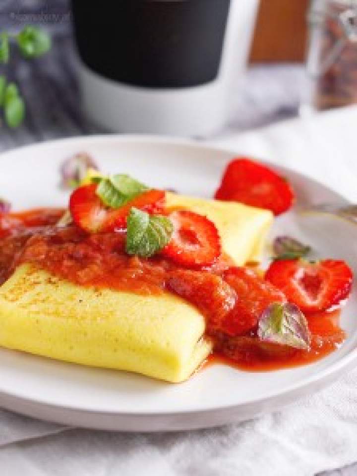 Naleśniki z serem i sosem rabarbarowo-truskawkowym / Cheese blintzes with strawberry rhubarb sauce