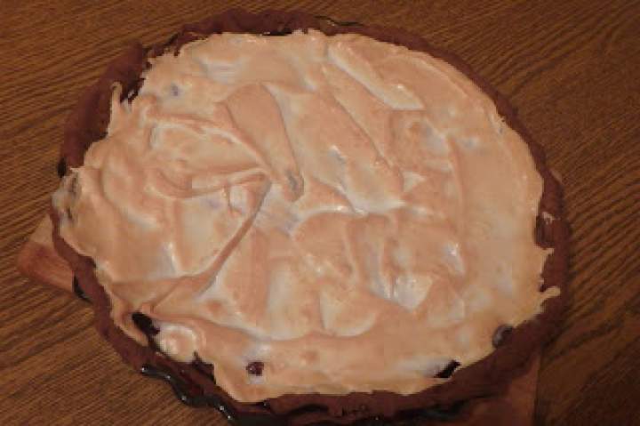 Tarta kakaowa z konfiturą wiśniową i bezą