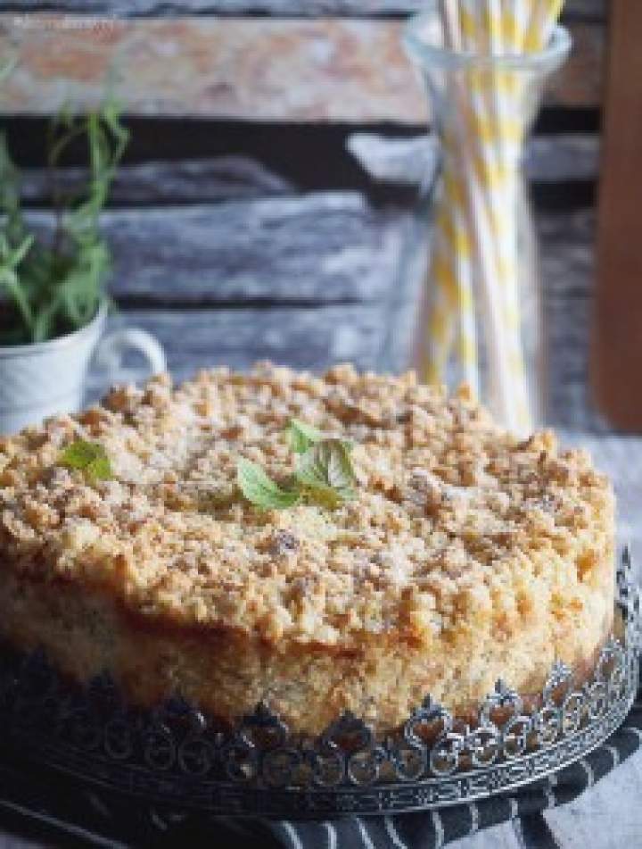 Sernik z pieczonym rabarbarem i imbirową kruszonką / Rhubarb and ginger crumble cheesecake