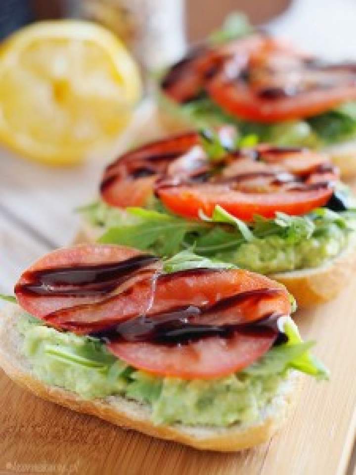 Tosty z pastą z awokado, rukolą i pomidorami / Avocado, arugula and tomato toasts