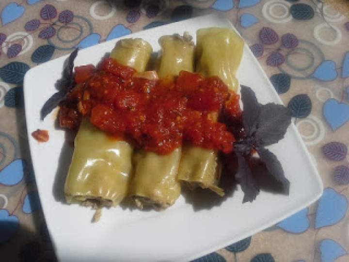 Cannelloni z pieczarkami i indykiem na parze z sosem pomidorowym