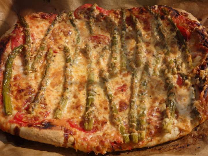 Pizza ze szparagami na cieście z czosnkiem niedźwiedzim