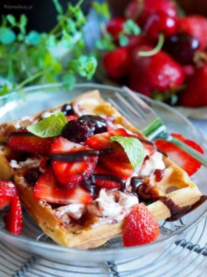 Gofry z palonym masłem i truskawkami / Brown butter waffles with strawberries