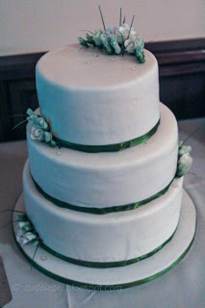 3 piętrowy tort weselny z eustomami.