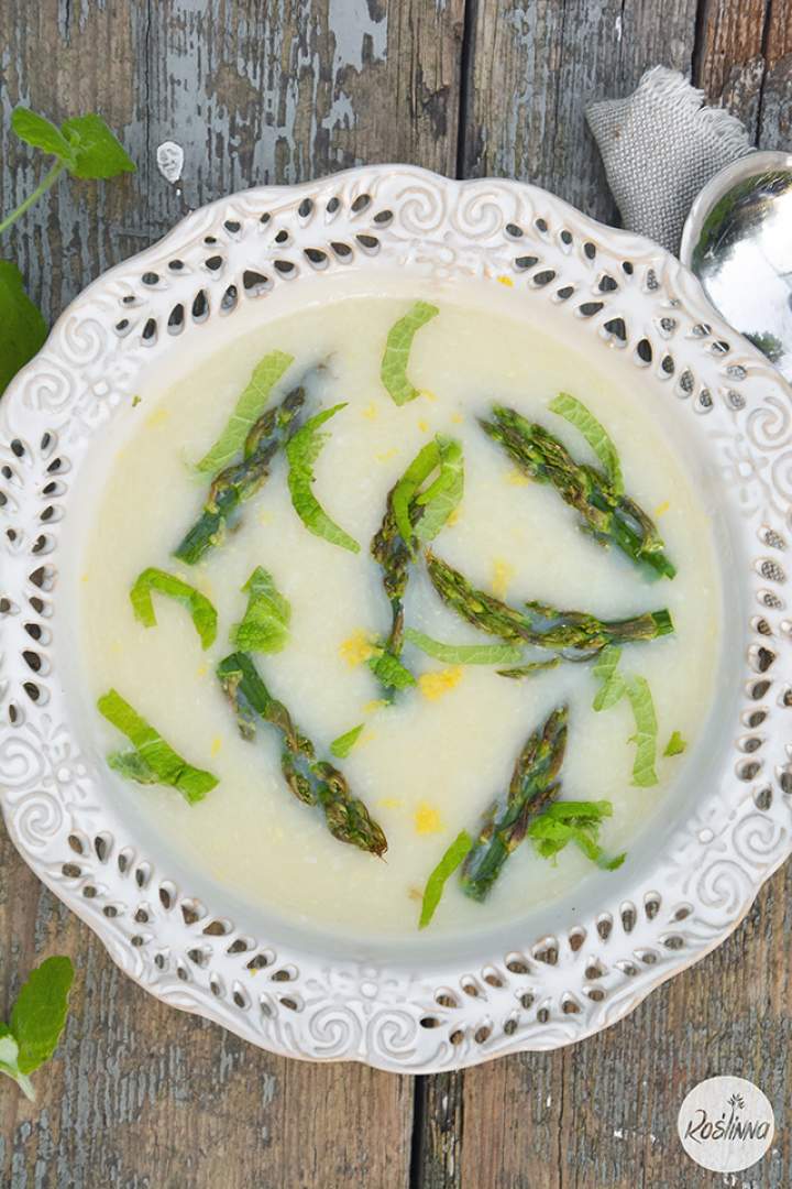 Zupa krem z białych szparagów z dodatkiem mięty