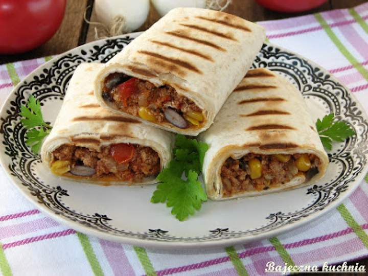 Burrito z mięsem mielonym i warzywami