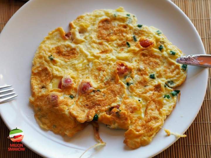 Omlet ze szczypiorkiem i pomidorkami koktajlowymi