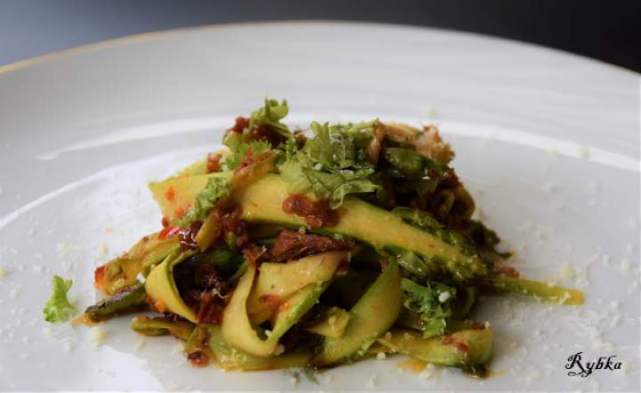 Makaron ze szparagów z suszonymi pomidorami