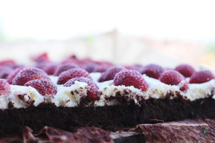 Brownie z mascarpone i truskawkami