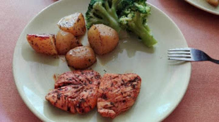 Soczysta pierś z kurczaka pieczona w rękawie z chrupiącymi ziemniaczkami