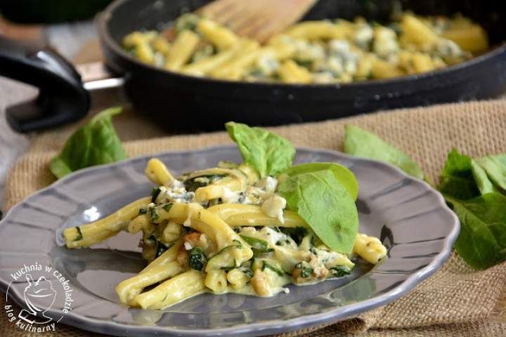 Casarecce z cukinią, szpinakiem i serem pleśniowym
