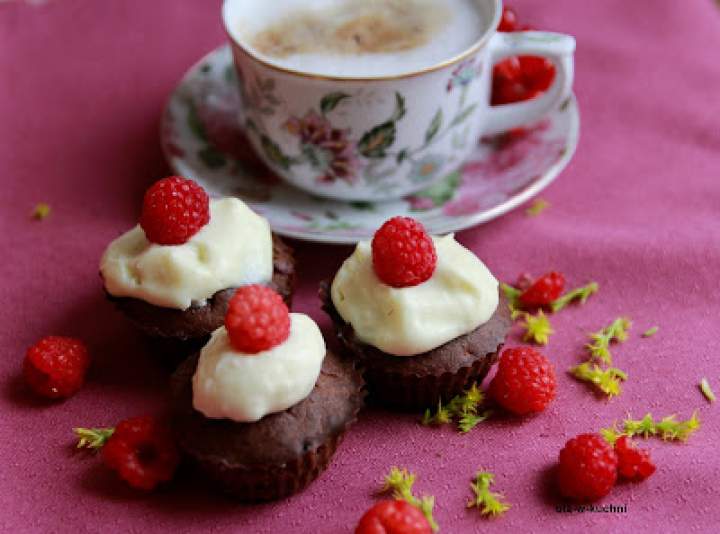 Kawowe muffiny z malinami i czerwoną porzeczką