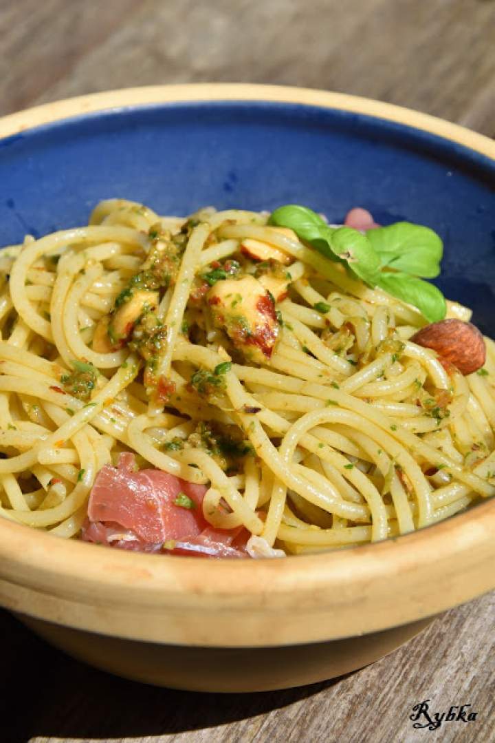 Spaghetti z pesto bazyliowo- pomidorowym, migdałami