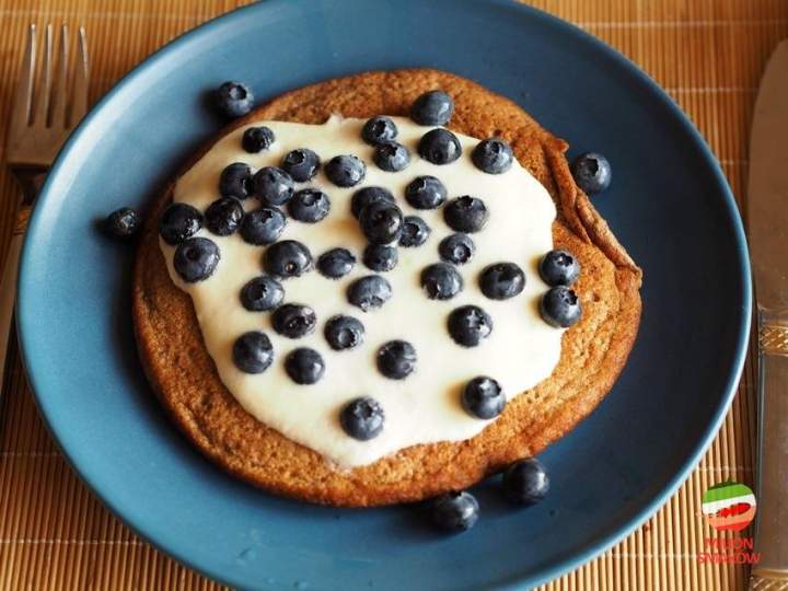 Czekoladowy omlet biszkoptowy z sosem z białej czekolady i borówką amerykańską