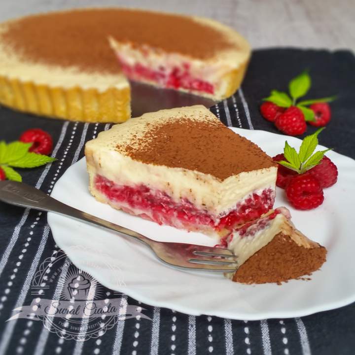 Tarta z kremem tiramisu i malinami